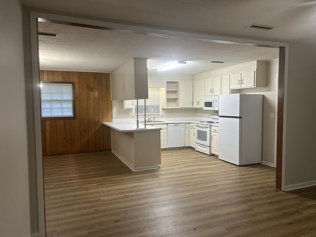 56 Clara St, Cowarts, AL 36321