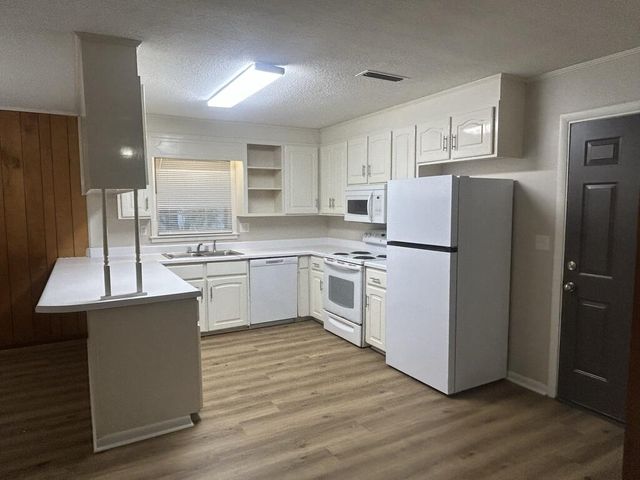 56 Clara St, Cowarts, AL 36321