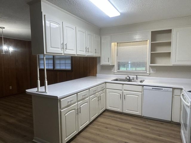 56 Clara St, Cowarts, AL 36321