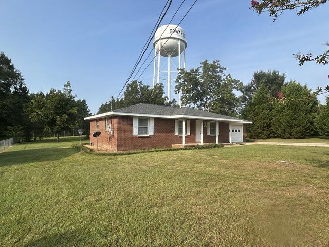 56 Clara St, Cowarts, AL 36321