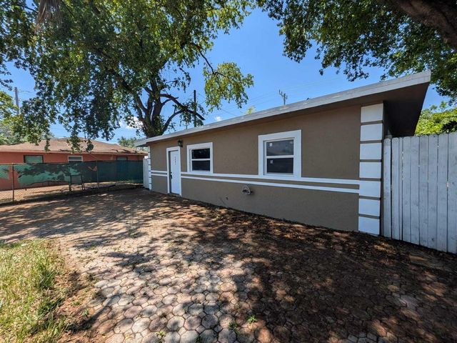 2861 NW 5th Street, Pompano Beach, FL 33069