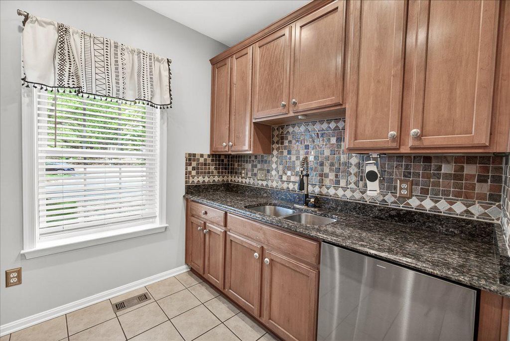 Image 14 of property listing at 18733 FALLING RIVER DR, Gaithersburg, MD 20879