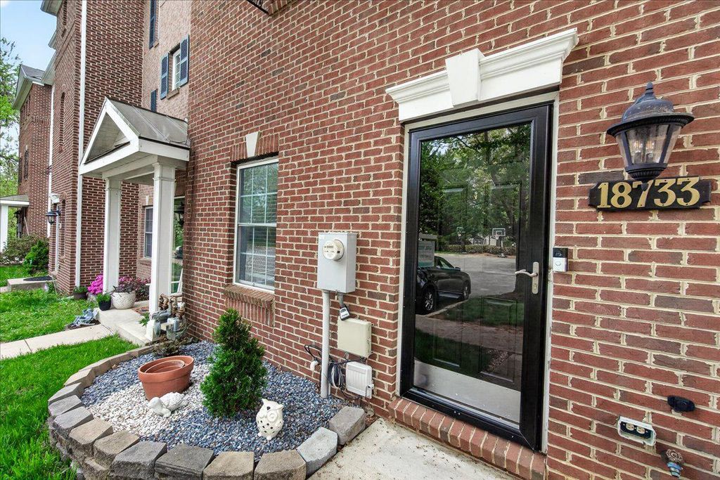 Image 2 of property listing at 18733 FALLING RIVER DR, Gaithersburg, MD 20879