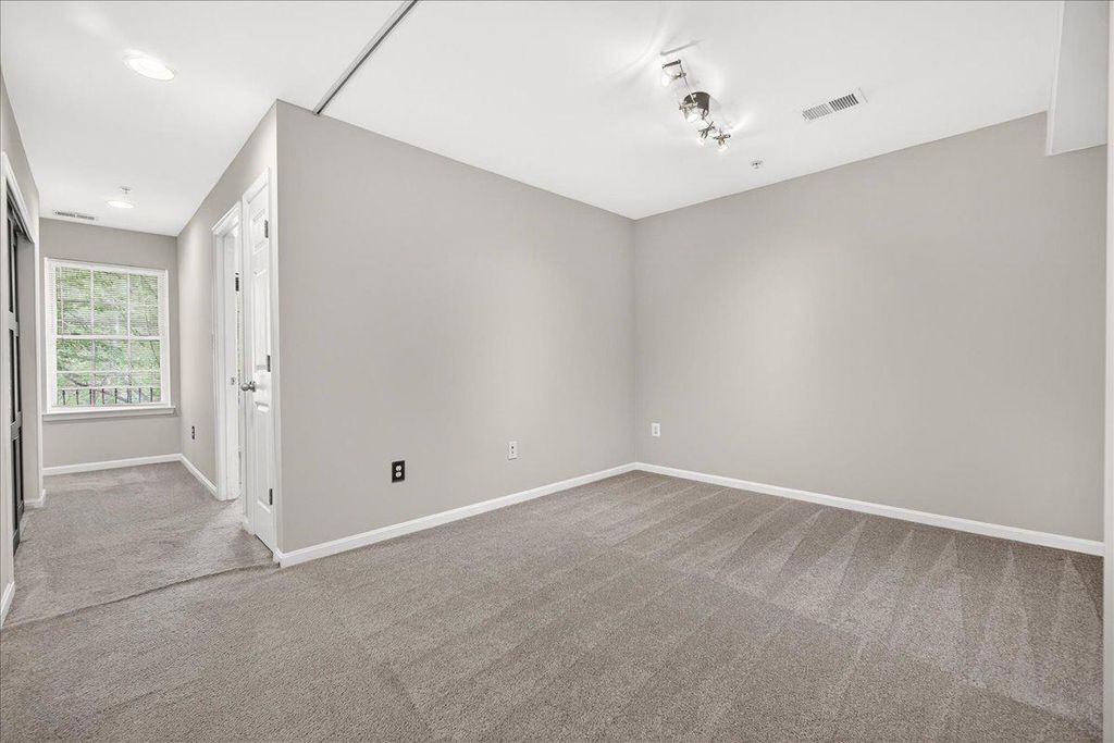 Image 25 of property listing at 18733 FALLING RIVER DR, Gaithersburg, MD 20879