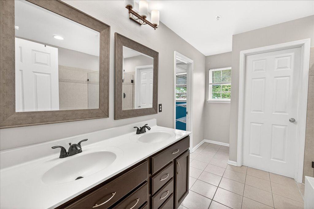 Image 34 of property listing at 18733 FALLING RIVER DR, Gaithersburg, MD 20879