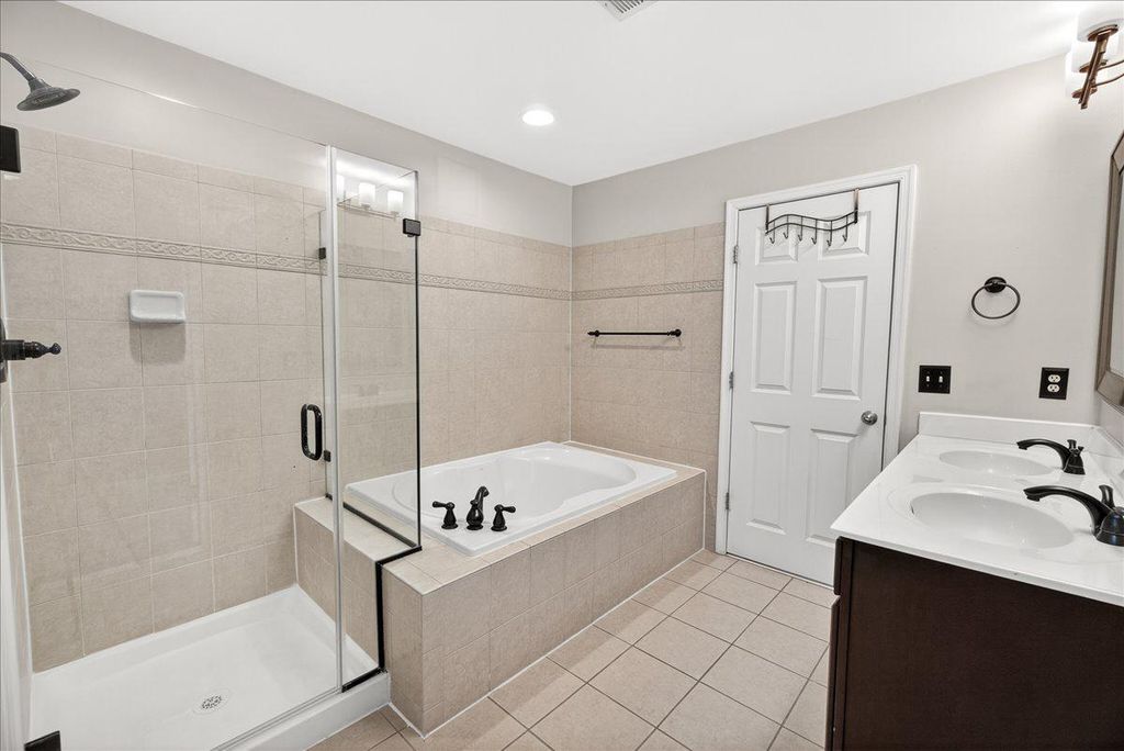 Image 35 of property listing at 18733 FALLING RIVER DR, Gaithersburg, MD 20879