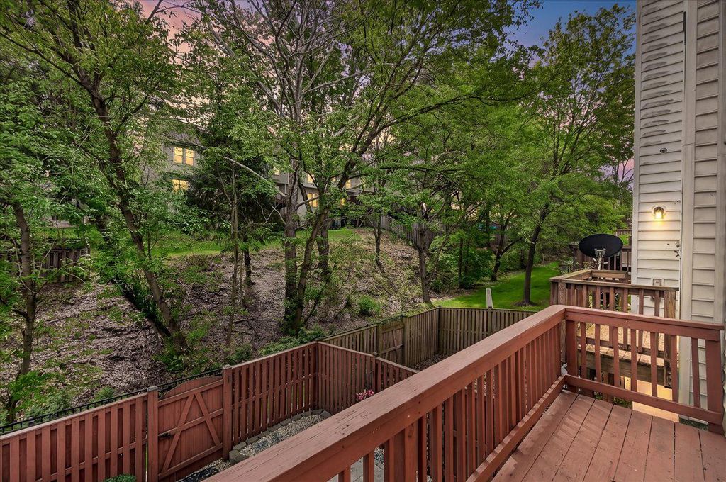 Image 4 of property listing at 18733 FALLING RIVER DR, Gaithersburg, MD 20879