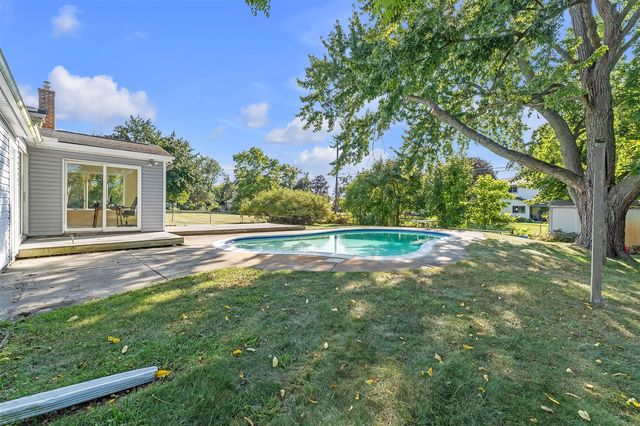 343 Teggerdine Trail, White Lake, MI 48386