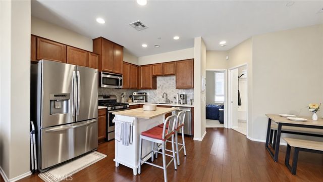 14671 Sherman Way, Van Nuys, CA 91405