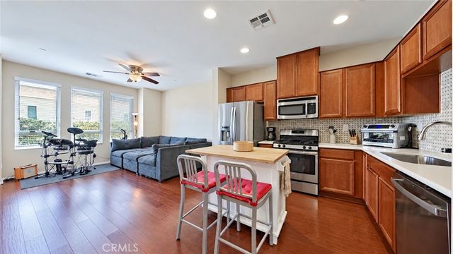 14671 Sherman Way, Van Nuys, CA 91405