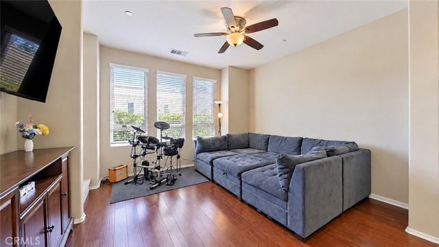 14671 Sherman Way, Van Nuys, CA 91405