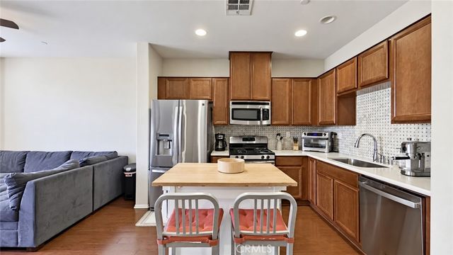 14671 Sherman Way, Van Nuys, CA 91405