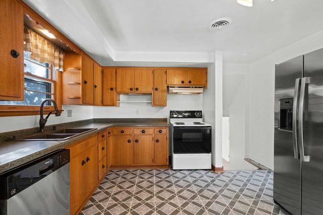 3263 S CLAY STREET, Green Bay, WI 54301