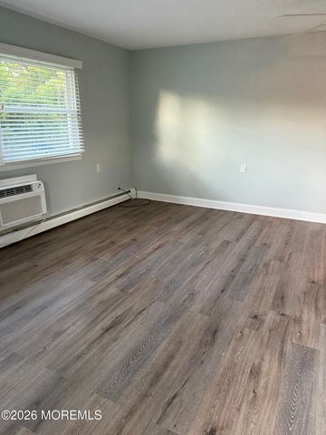 19 Niagara Drive, Toms River, NJ 08753