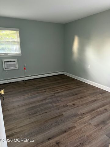 19 Niagara Drive, Toms River, NJ 08753