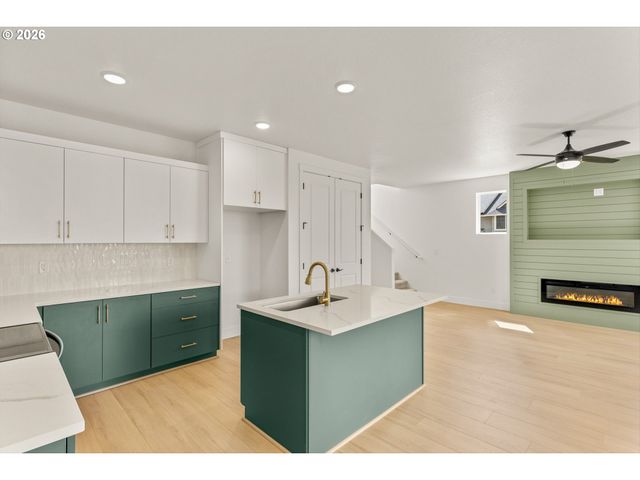 16028 Serres Farms Way, Oregon City, OR 97045