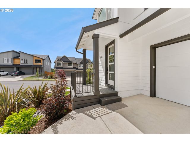 16028 Serres Farms Way, Oregon City, OR 97045