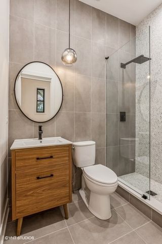 1053 N Damen Avenue, Chicago, IL 60622