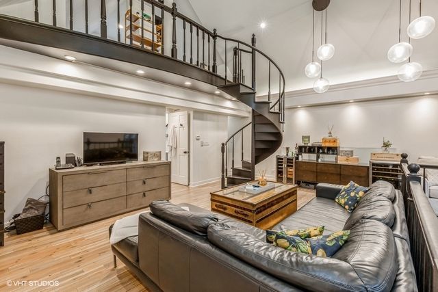 1053 N Damen Avenue, Chicago, IL 60622