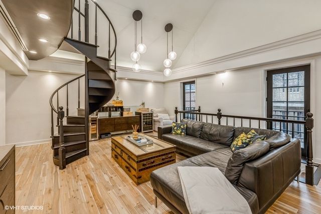 1053 N Damen Avenue, Chicago, IL 60622