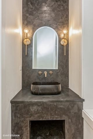 1053 N Damen Avenue, Chicago, IL 60622