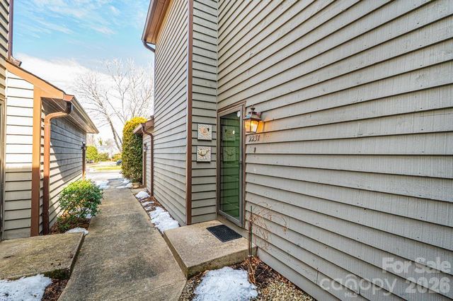 2231 6th Street NW 16, Hickory, NC 28601