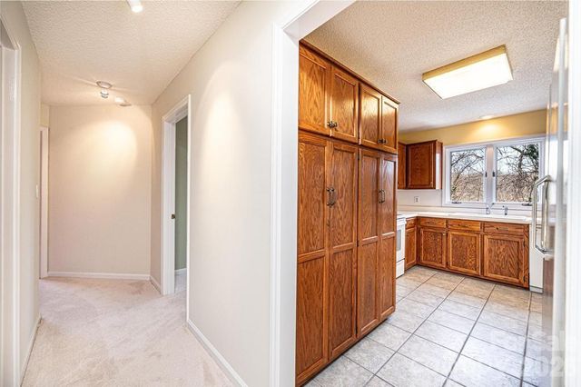 2231 6th Street NW 16, Hickory, NC 28601