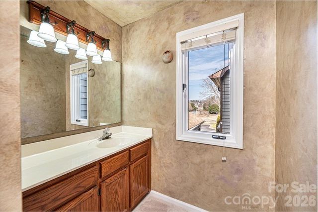 2231 6th Street NW 16, Hickory, NC 28601