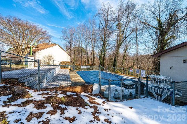 2231 6th Street NW 16, Hickory, NC 28601