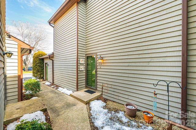 2231 6th Street NW 16, Hickory, NC 28601