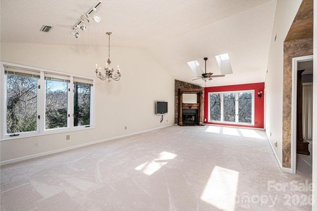 2231 6th Street NW 16, Hickory, NC 28601