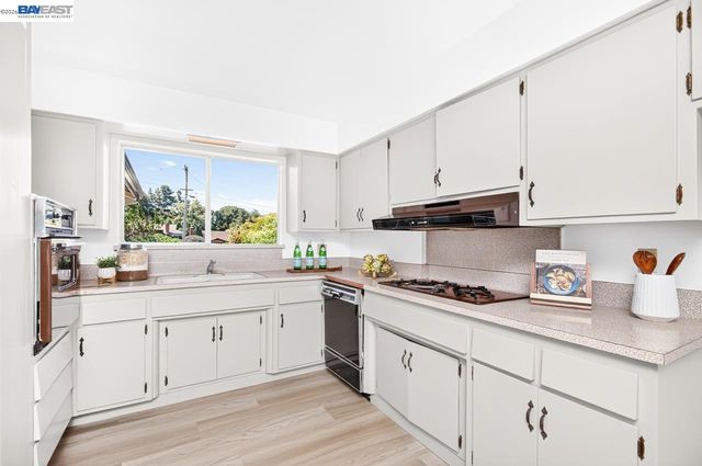 3510 Bridle Dr, Hayward, CA 94541