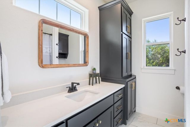 1250 E Creekview Drive, Salado, TX 76571