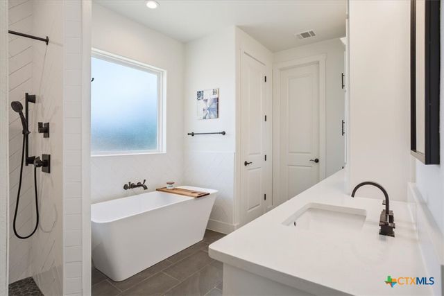 1250 E Creekview Drive, Salado, TX 76571