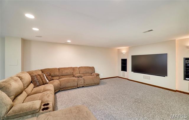 16 Delacroix Place, St Charles, MO 63303
