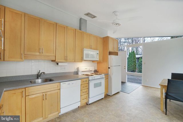 2406 BRENTWOOD PL, Alexandria, VA 22306