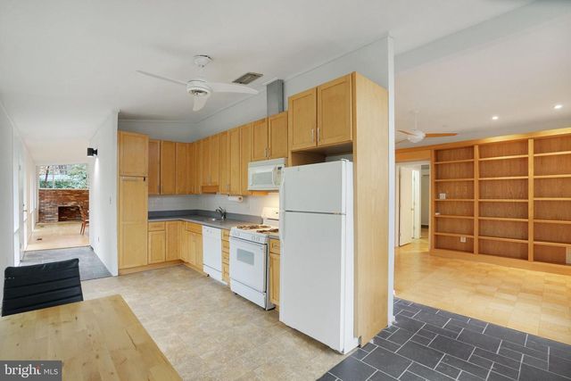 2406 BRENTWOOD PL, Alexandria, VA 22306