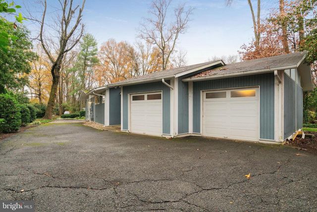 2406 BRENTWOOD PL, Alexandria, VA 22306