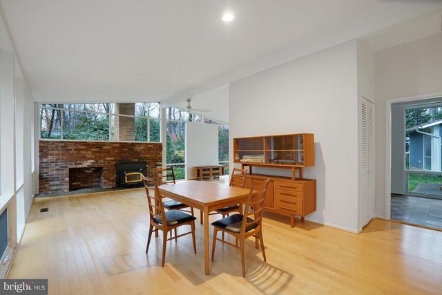 2406 BRENTWOOD PL, Alexandria, VA 22306