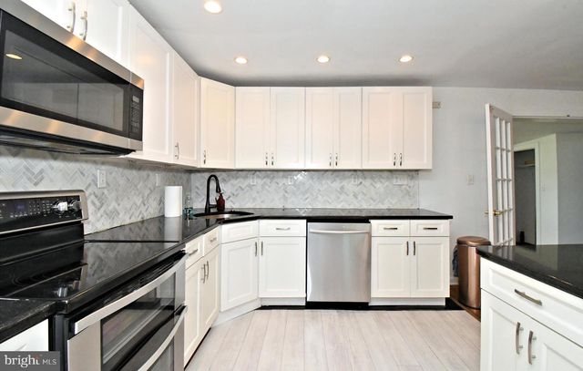 2023 LOCKWOOD LN, Feasterville Trevose, PA 19053