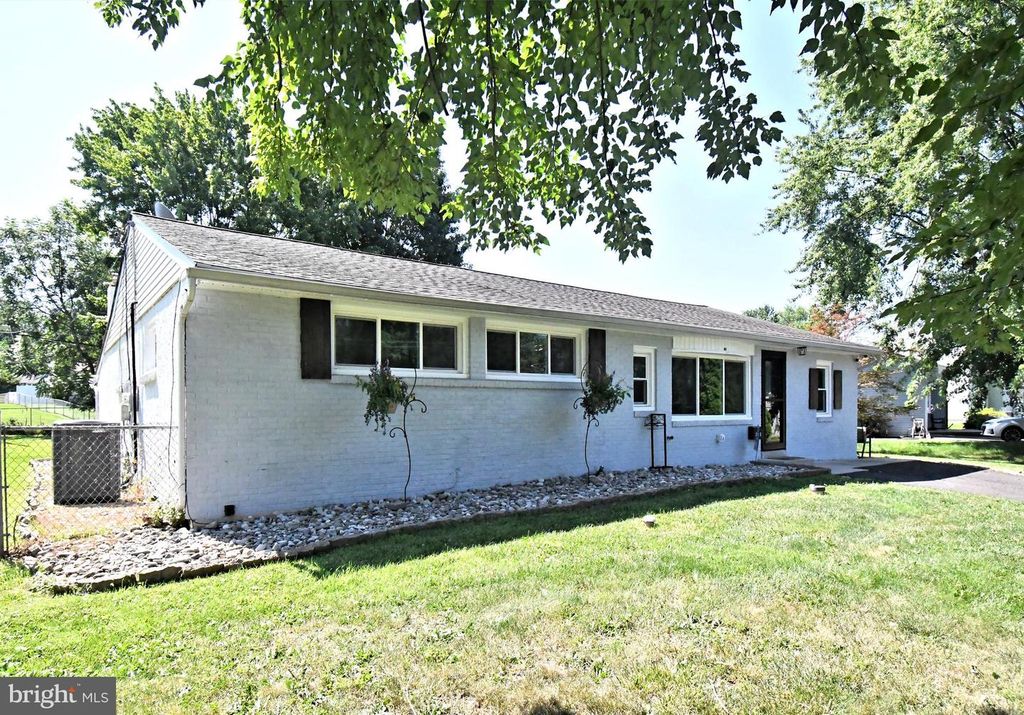 2023 LOCKWOOD LN, Feasterville Trevose, PA 19053