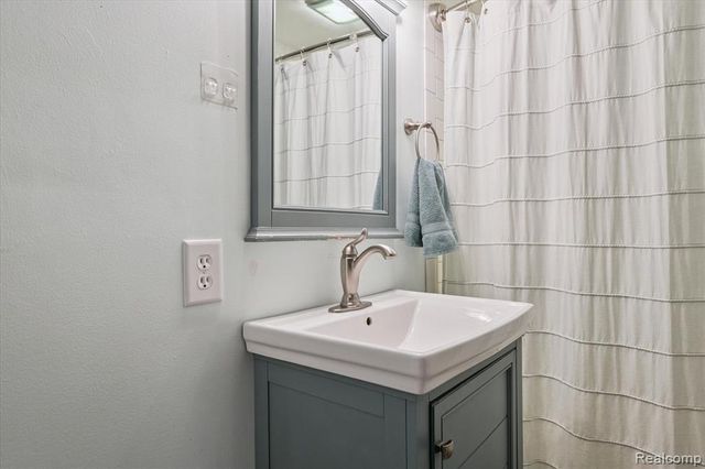 990 E Temperance Road, Temperance, MI 48182