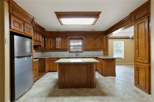 340 Lion Lake N Drive, Weslaco, TX 78596