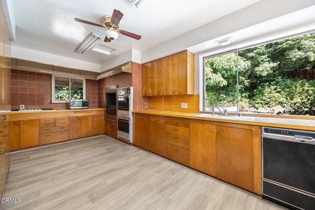 1090 Busch Garden Court, Pasadena, CA 91105