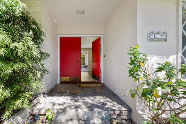 1090 Busch Garden Court, Pasadena, CA 91105