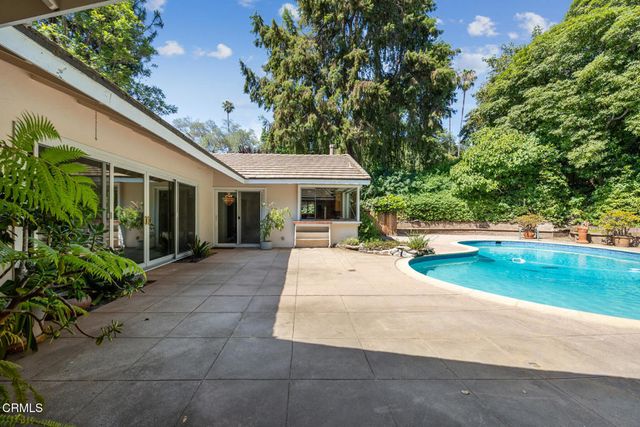 1090 Busch Garden Court, Pasadena, CA 91105
