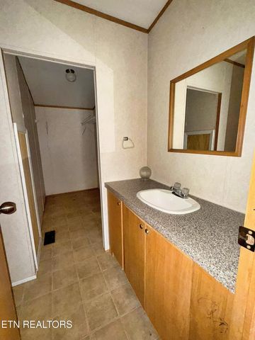 712 E Fir St, Lafollette, TN 37766