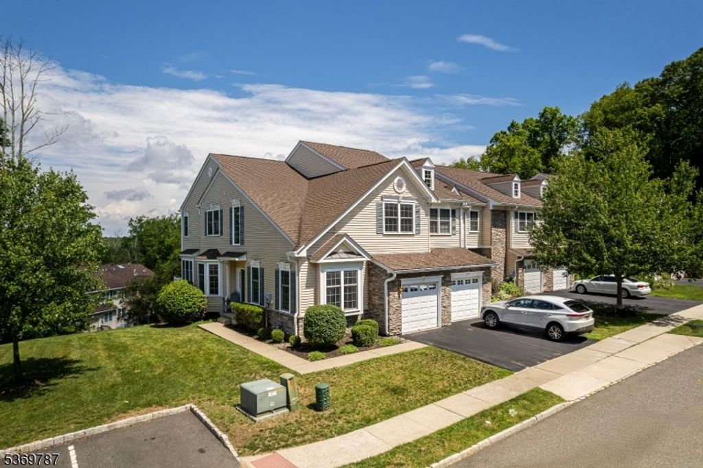 13 Tutbury Ct, Mount Olive Twp., NJ 07828