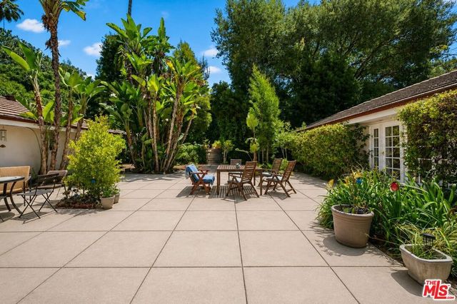 1902 Coldwater Canyon Drive, Beverly Hills, CA 90210