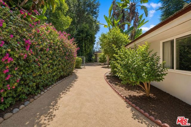 1902 Coldwater Canyon Drive, Beverly Hills, CA 90210